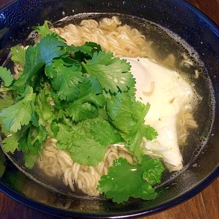 パクチーたっぷり☆タイ風チキンラーメン